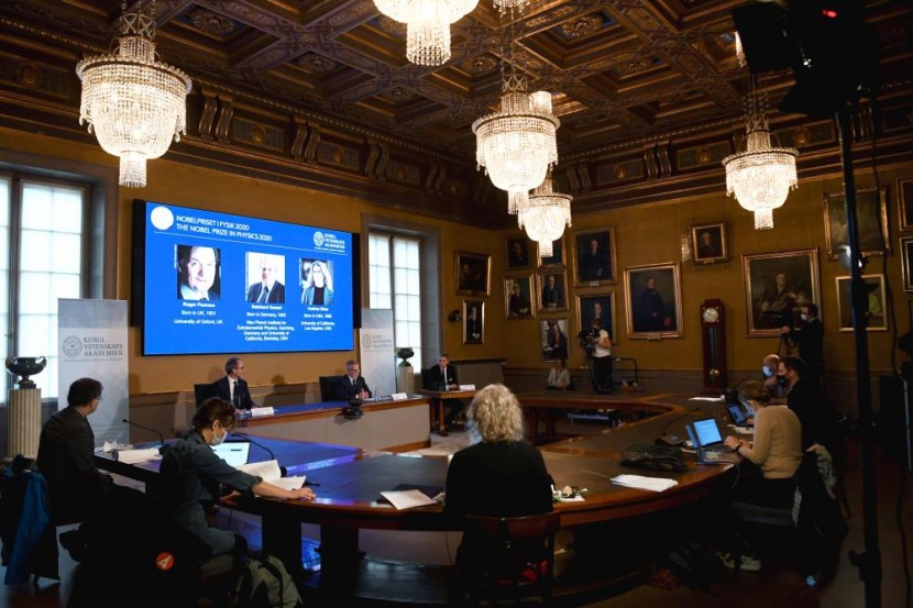 3 خبراء في مجال «الثقوب السوداء» يحصدون جائزة نوبل للفيزياء