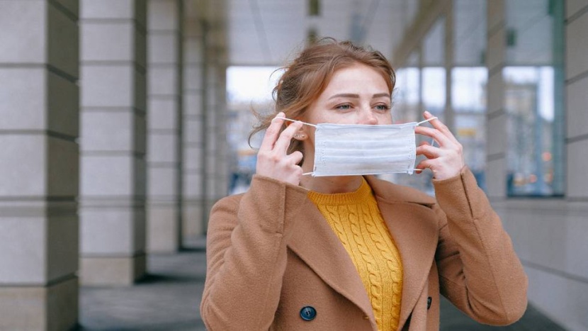 النساء أكثر التزاما من الرجال بتدابير التباعد الاجتماعي