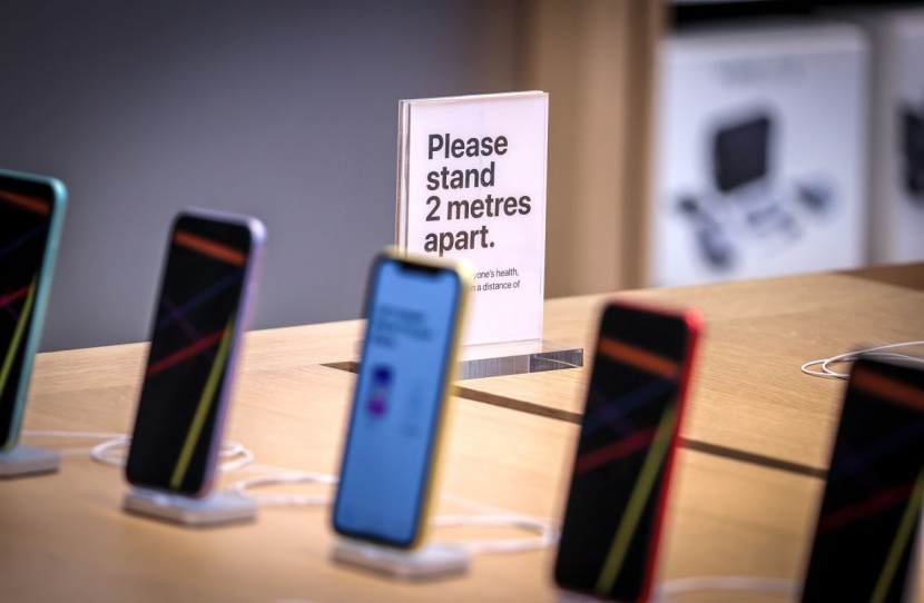 فرنسا تشجع مواطنيها على وقف الإنفاق على الهواتف الذكية الجديدة 