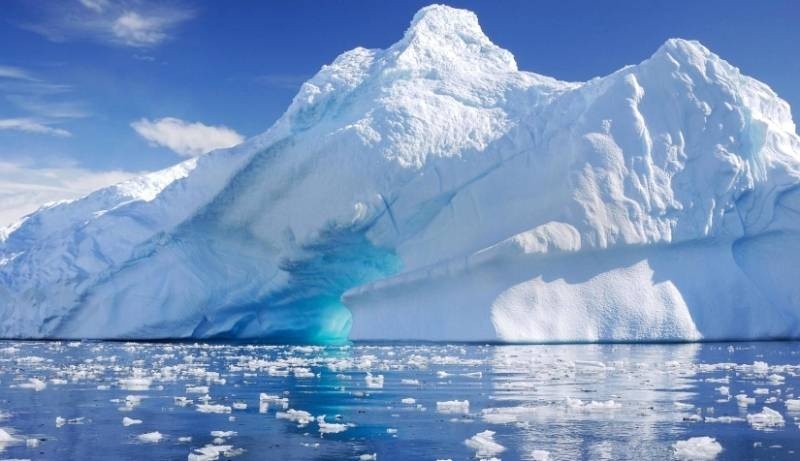 علماء يراقبون بقلق اندفاع جبل جليدي نحو جزر