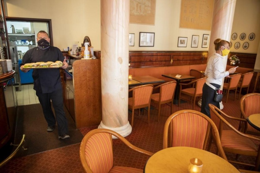 في مقترح غريب .. وزير الاقتصاد الألماني يرى إعطاء حصص دراسية في المطاعم