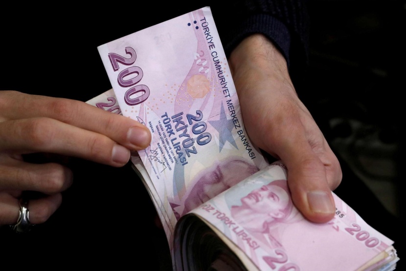 الليرة التركية تهبط بأكثر من 1% مقابل الدولار