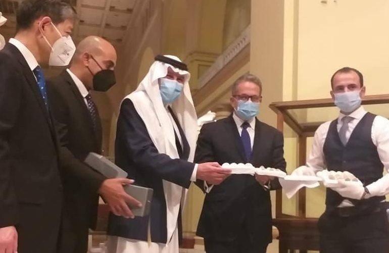 سفارة المملكة في القاهرة تتسلم مجموعة من النقود الأثرية السعودية