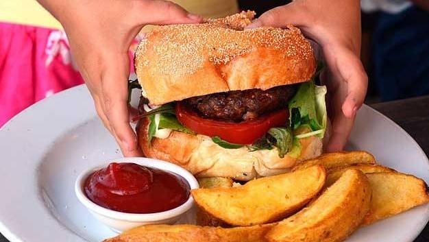 بسبب العادات الغذائية غير الصحية.. نصف سكان العالم سيعانون من زيادة الوزن في 2050 