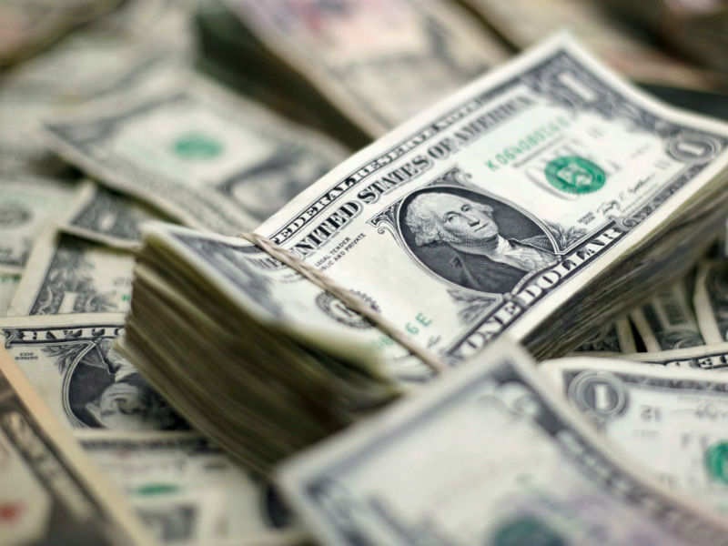 الدولار يصعد بفعل ارتفاع الإصابات بكورونا وعمليات الشراء الساعية لملاذ آمن