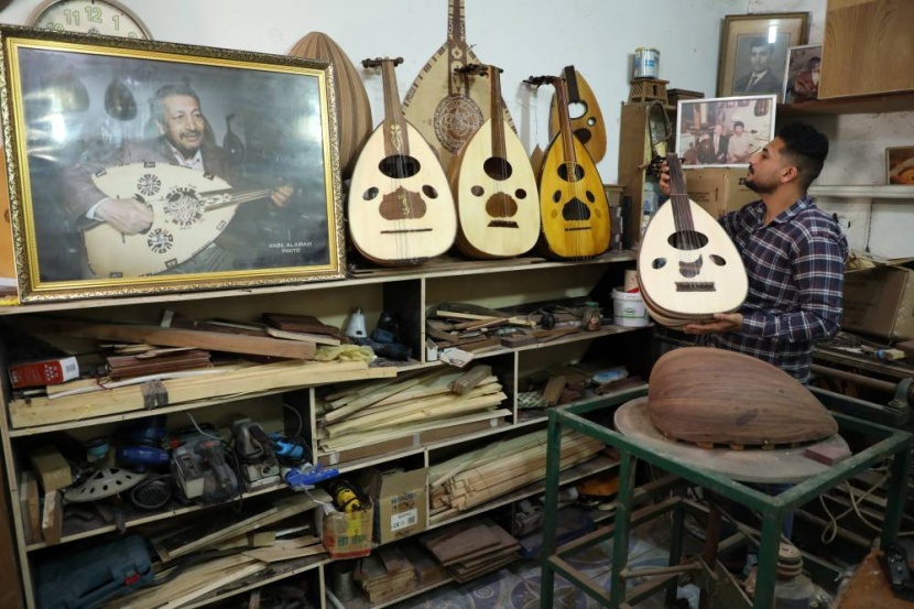 صناعة الأعواد في العراق وقصة نمر البصري الذي هجر التدريس