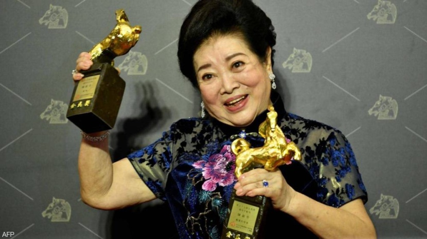 ممثلة مخضرمة تخطف الأضواء في جوائز «الأوسكار» الصينية