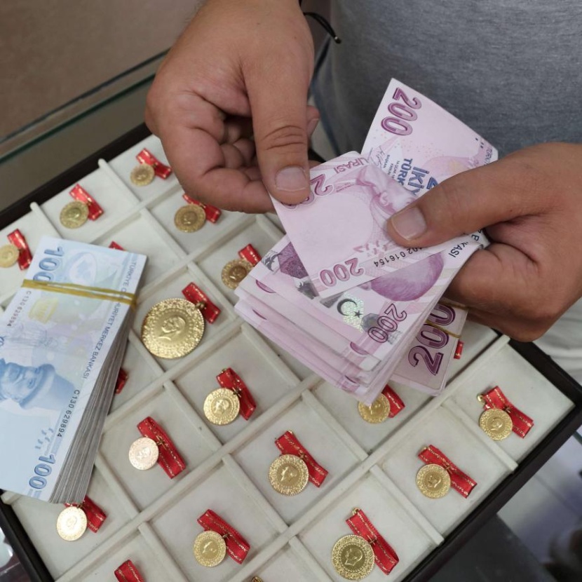 العملة التركية تعاود الهبوط إلى 8 ليرات للدولار والأتراك يشترون الذهب 