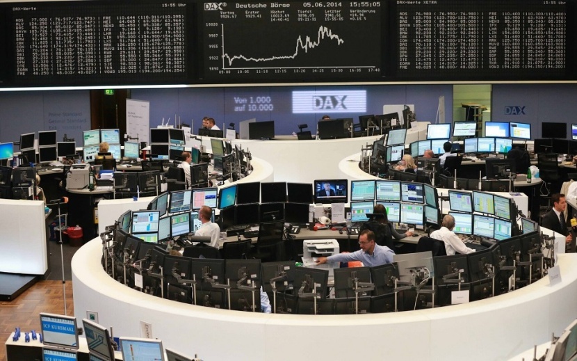 أسهم أوروبا تغلق قرب ذروة 9 أشهر بفعل احتمال تخفيف قيود مكافحة الفيروس 