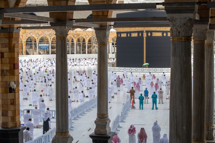   جموع المصلين يؤدون صلاة الجمعة في المسجد الحرام متبعين الإجراءات الوقائية