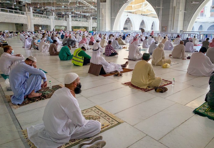   جموع المصلين يؤدون صلاة الجمعة في المسجد الحرام متبعين الإجراءات الوقائية