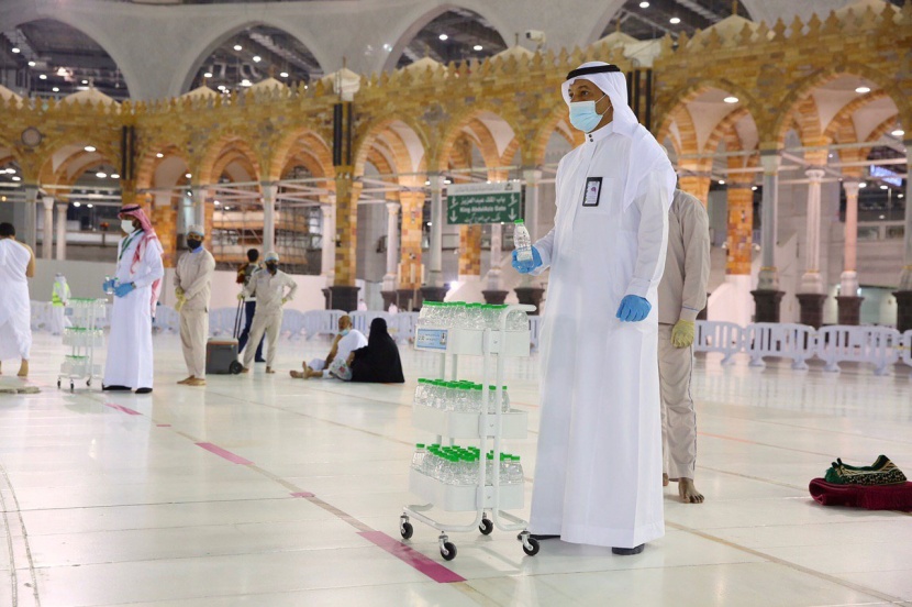  عربات خاصة لماء زمزم لضمان عدم خروج المعتمرين عن المسارات المخصصة في المسجد الحرام . 