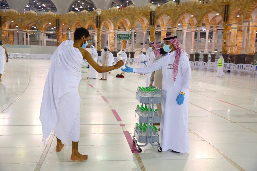  عربات خاصة لماء زمزم لضمان عدم خروج المعتمرين عن المسارات المخصصة في المسجد الحرام . 