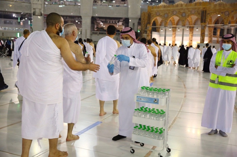  عربات خاصة لماء زمزم لضمان عدم خروج المعتمرين عن المسارات المخصصة في المسجد الحرام . 