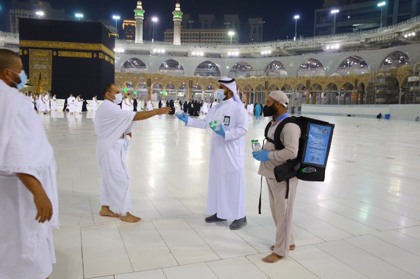 أكثر من مليون عبوة ماء زمزم لقاصدي المسجد الحرام