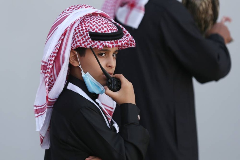 الصغار في مهرجان الصقور كبار .. مشاركين و«ملوحين»