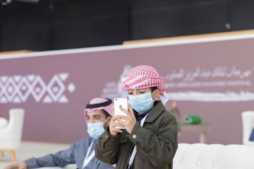 الصغار في مهرجان الصقور كبار .. مشاركين و«ملوحين»