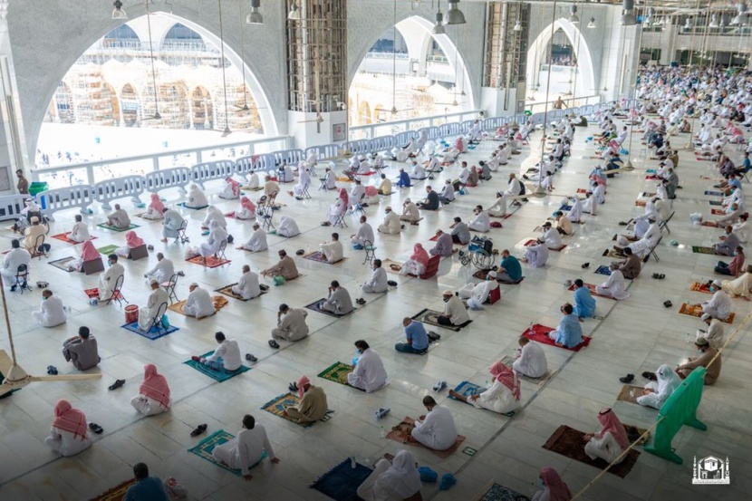 مرتادي المسجد الحرام يؤدون صلاة الجمعة ملتزمين بالإجراءات الاحترازية والتدابير الوقائية