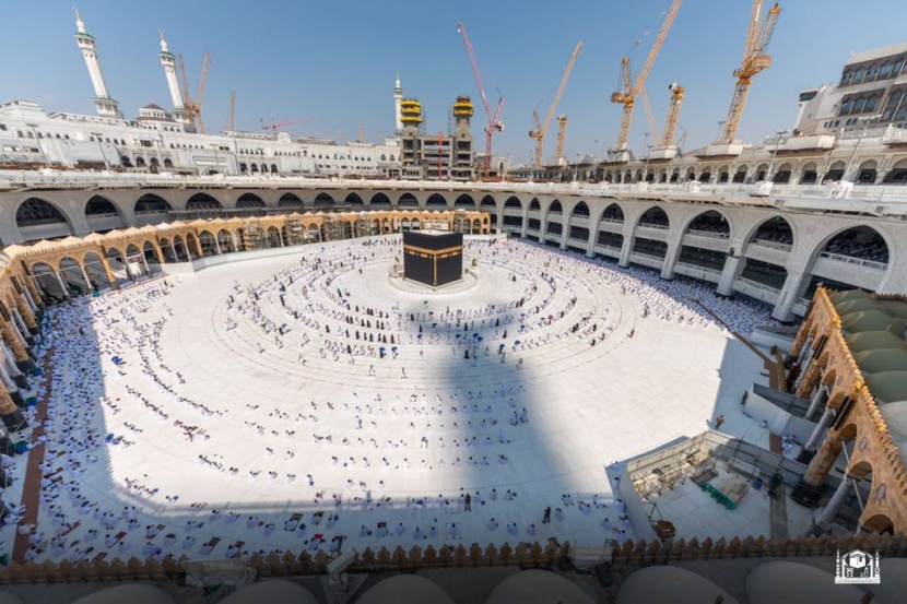 مرتادي المسجد الحرام يؤدون صلاة الجمعة ملتزمين بالإجراءات الاحترازية والتدابير الوقائية