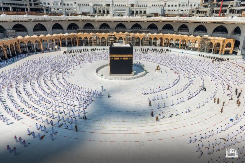 مرتادي المسجد الحرام يؤدون صلاة الجمعة ملتزمين بالإجراءات الاحترازية والتدابير الوقائية