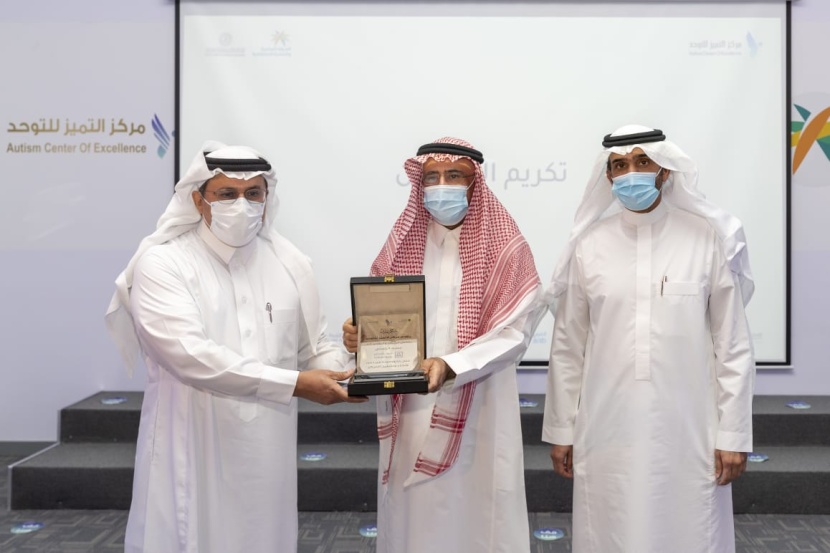 وزير الموارد البشرية والتنمية الاجتماعية ومحافظ مؤسسة النقد يكرمان مصرف الراجحي 