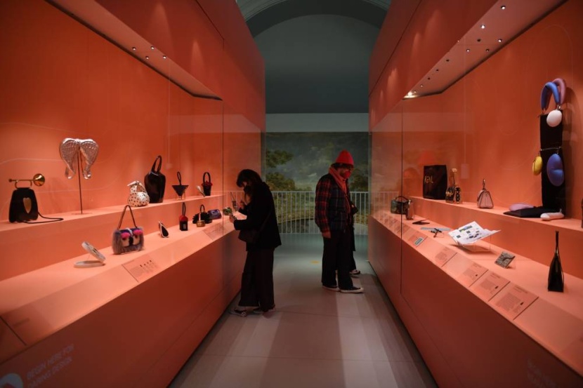 الحقائب على مختلف أشكالها محور معروضات متحف فيكتوريا آند ألبرت