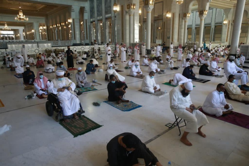 جموع المصلين في المسجد الحرام يؤدون صلاة الجمعة وسط تطبيق الإجراءات الاحترازية والوقائية