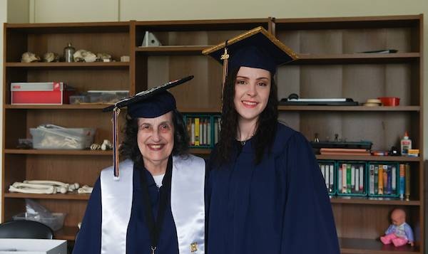 أمريكية تتخرج في الجامعة بعد 42 عاما