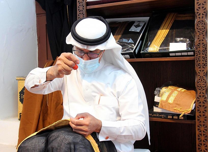 "حياكة البشوت".. إبداع وجودة اشتهرت بها الأحساء