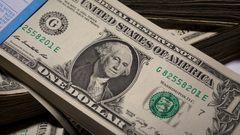 توقف خسائر الدولار واليوان يتراجع بعد تصريحات بشأن اتفاق التجارة