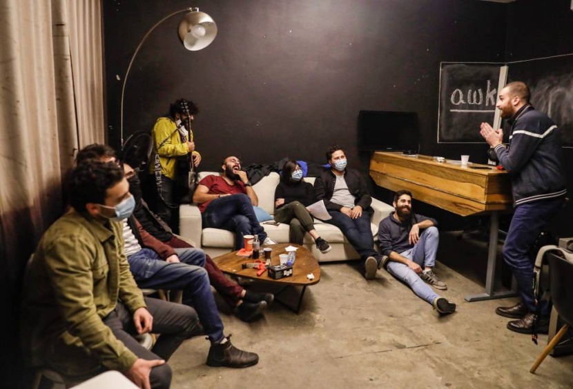 في لبنان .. عروض كوميدية وضحك جماعي لمواجهة الأزمات