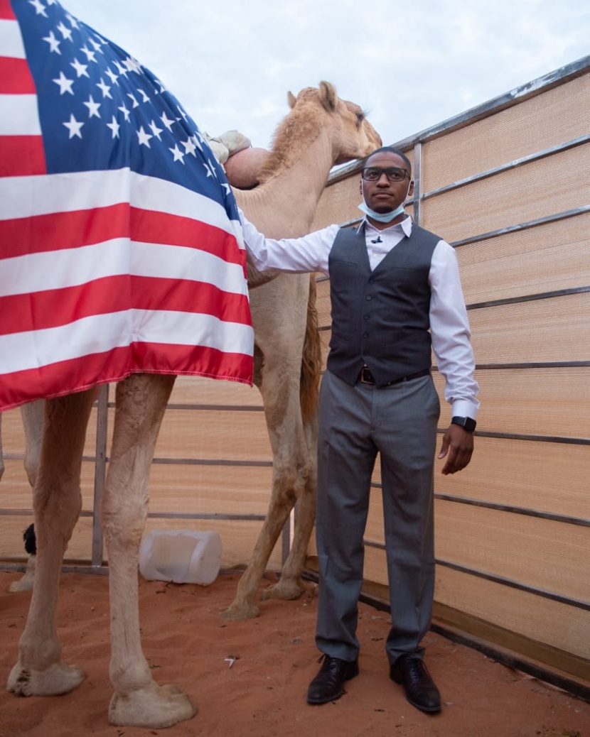 الأمريكي "جوزيف" من مستثمر في التدريب إلى منافس على مضمار مهرجان الإبل