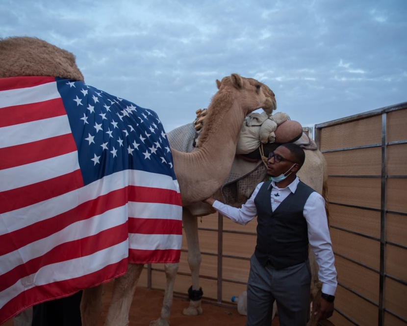 الأمريكي "جوزيف" من مستثمر في التدريب إلى منافس على مضمار مهرجان الإبل