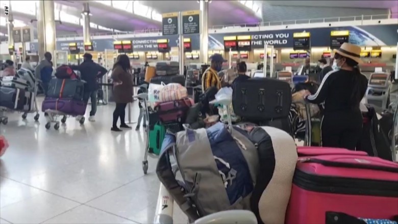 روسيا تقرر تعليق الطيران من وإلى بريطانيا أسبوعا بسبب سلالة كورونا الجديدة 