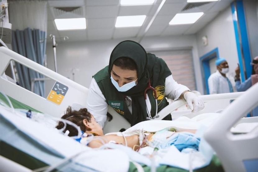 مركز الملك سلمان للإغاثة يدشن مشروع جراحة القلب للأطفال في المكلا ويواصل توزيع المساعدات الغذائية للمتضررين من سيول النيجر