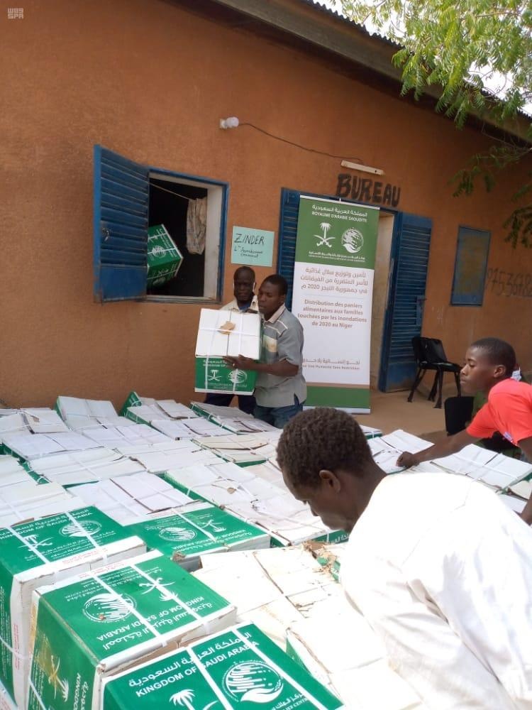 مركز الملك سلمان للإغاثة يدشن مشروع جراحة القلب للأطفال في المكلا ويواصل توزيع المساعدات الغذائية للمتضررين من سيول النيجر