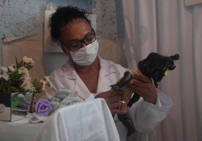 برازيلية تفقد وظيفتها وتحول منزلها إلى مشفى للدمى