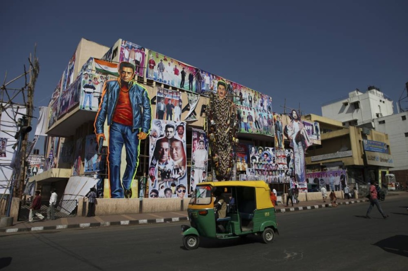 بوليوود تسعى لاستعادة بريقها بعد عام الوفيات والجائحة