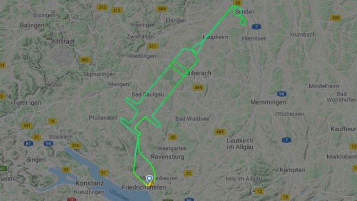 طيار في ألمانيا يرسم حقنة عملاقة في السماء