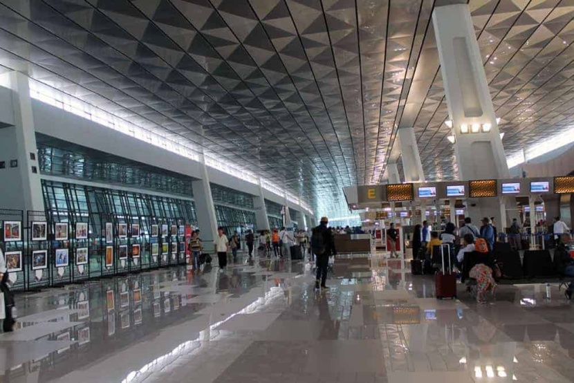 إندونيسيا تمنع دخول الزائرين أسبوعين بسبب سلالة جديدة من كورونا 