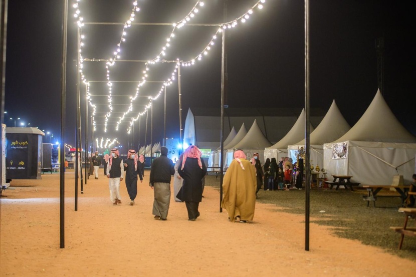 الأسر المنتجة تحقِّق عوائد تسويقية وترويجية من واجهة سوق الدهناء