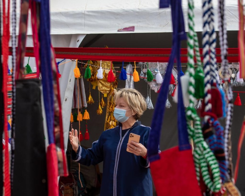 الأسر المنتجة تحقِّق عوائد تسويقية وترويجية من واجهة سوق الدهناء