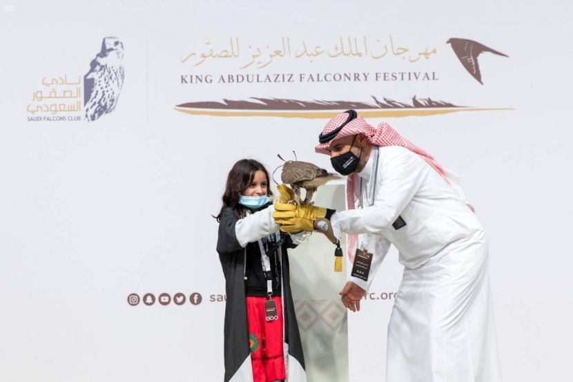 إرث يتجدد .. شيهانة أصغر صقارة في مهرجان الملك عبدالعزيز