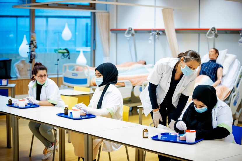 طالبات في هولندا أثناء درس تدريبي لتعلم كيفية تطعيم مرضى كورونا