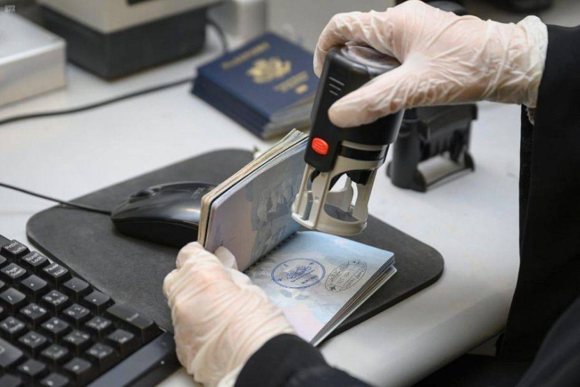 «الثقافة» و«الجوازات» تطلقان ختم «عام الخط العربي»