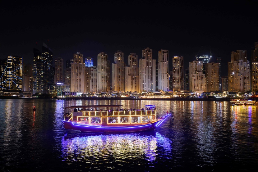 عرض ضوئي بطائرات بدون طيار في سماء دبي.