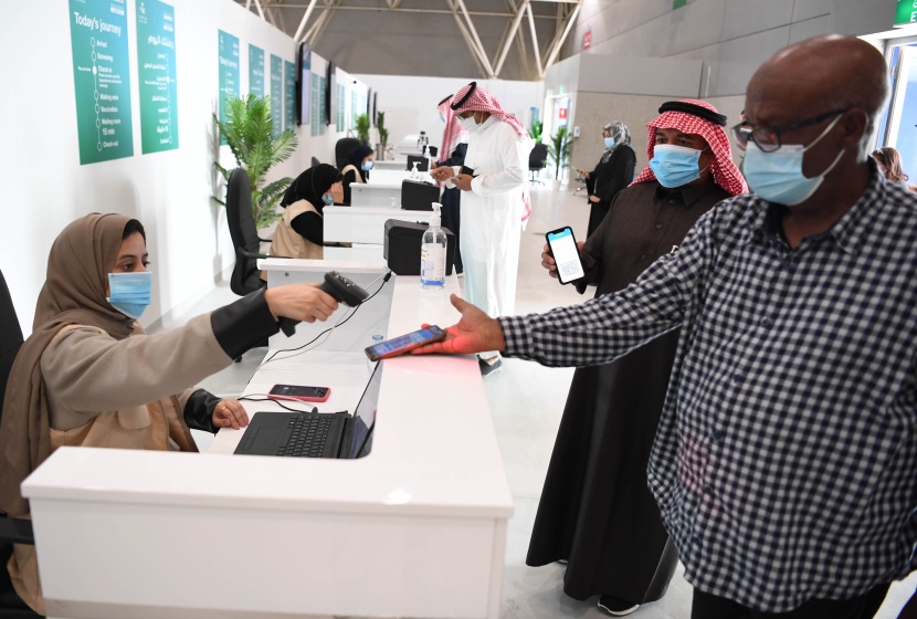 مركز لقاحات كورونا في الرياض يشهد حضورا كبيرا في ظل تنظيم وانسيابية تامة لتسهيل الحصول على اللقاح.