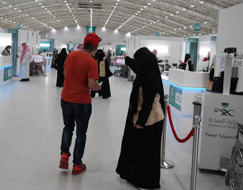 مركز لقاحات كورونا في الرياض يشهد حضورا كبيرا في ظل تنظيم وانسيابية تامة لتسهيل الحصول على اللقاح.