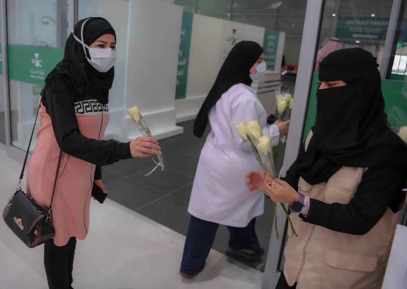 مركز لقاحات كورونا في الرياض يشهد حضورا كبيرا في ظل تنظيم وانسيابية تامة لتسهيل الحصول على اللقاح.