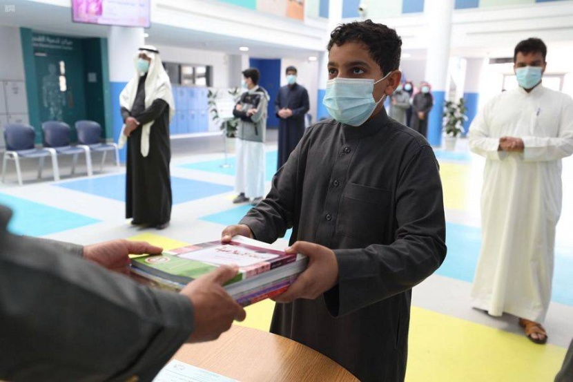 توزيع الكتب في المدارس وفق آلية زمنية وإجراءات احترازية